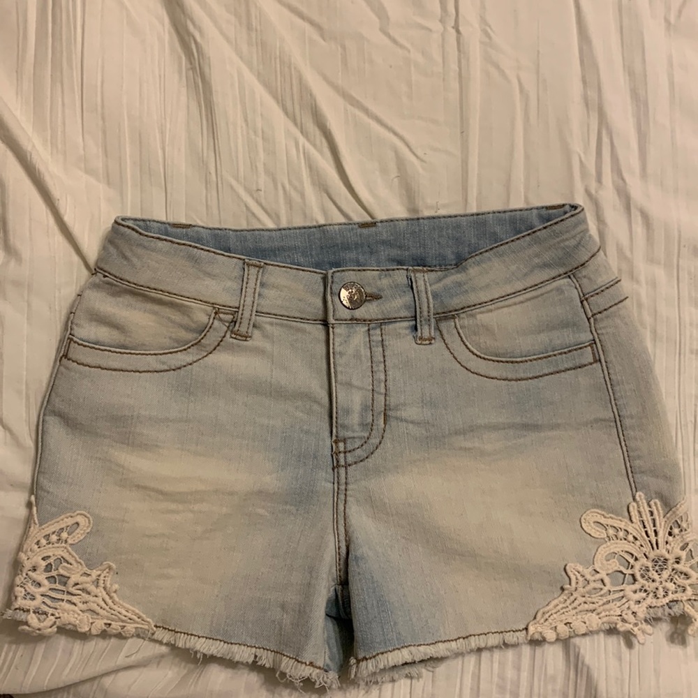 Jean short with white embroidery